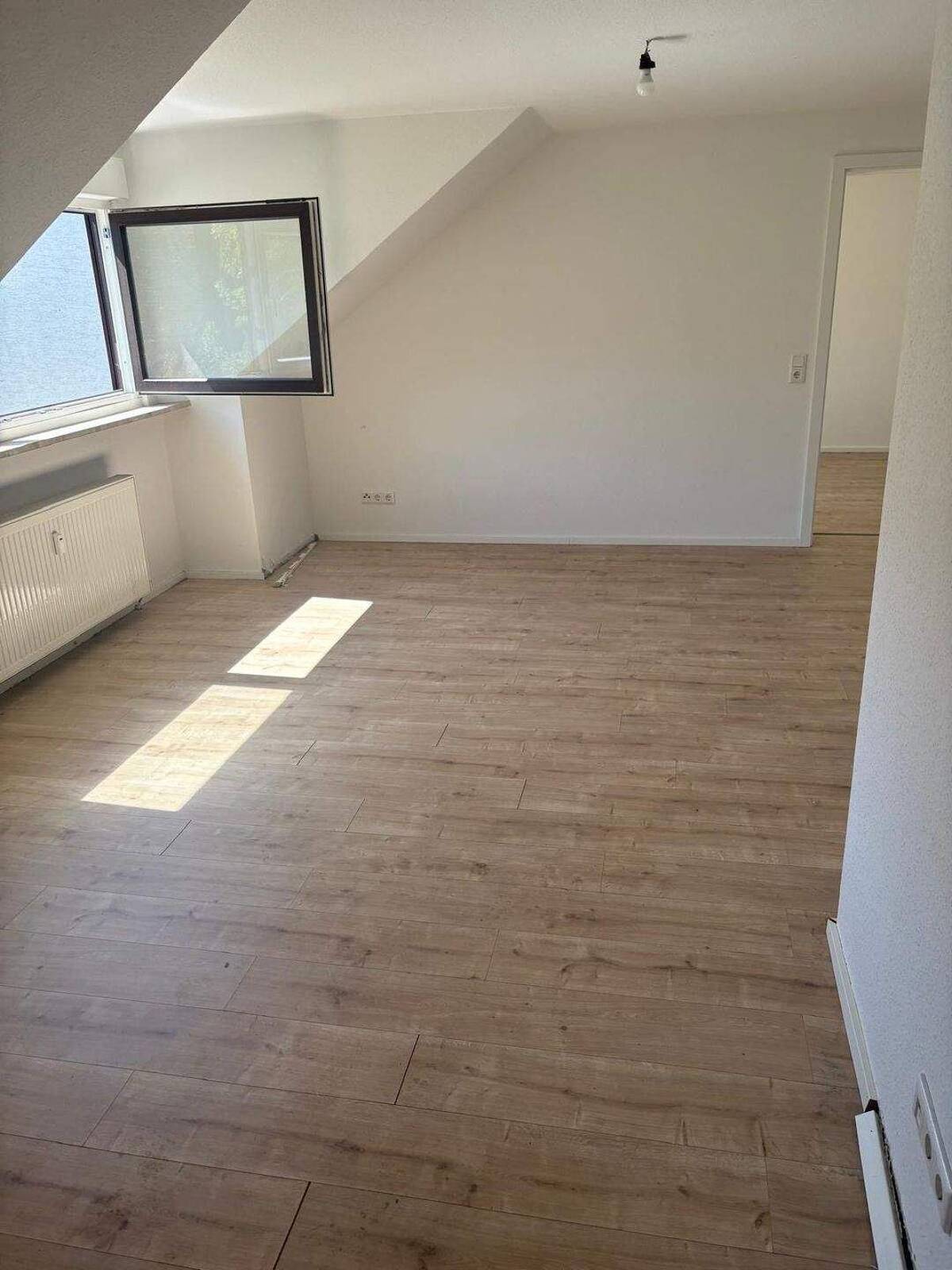 Modern & zeitlos wohnen – attraktive 2-Zimmer-Dachgeschosswohnung in Offenbach zu vermieten – 63065 Offenbach am Main – Bild 1 von 9