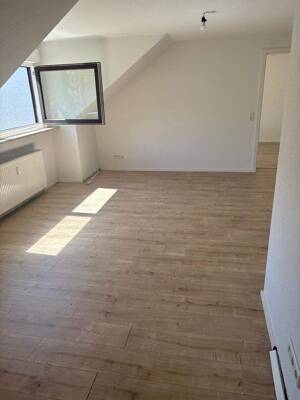 Modern & zeitlos wohnen – attraktive 2-Zimmer-Dachgeschosswohnung in Offenbach zu vermieten