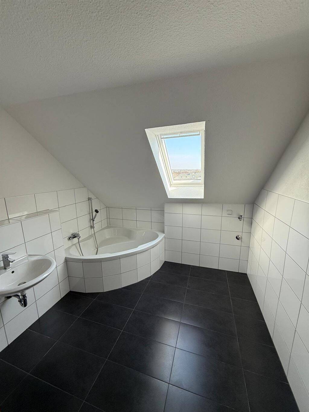 Kompakte DG 3-Zimmer mit Aufzug, Laminat, Dachbalkon und Eckwanne in guter Lage! – Chemnitz – Vorschaubild 3