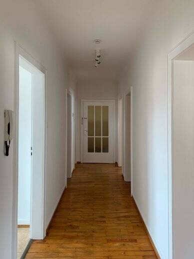 Hell, großzügig und mit Fernblick! 4-Zimmer-Wohnung mit Küche, Bad und Loggia in unmittelbarer Nähe zum Cottbusser Platz – Saarbrücken – Vorschaubild 3