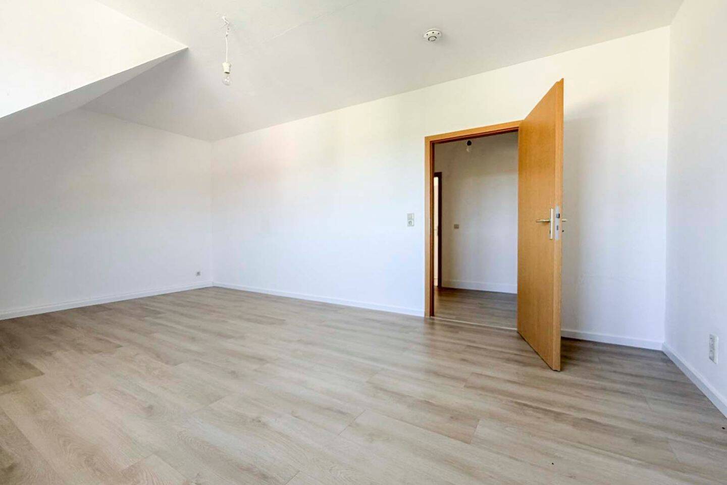 *Modernisiert & bezugsfrei* Wohnung mit EBK & SP – Chemnitz – Vorschaubild 6