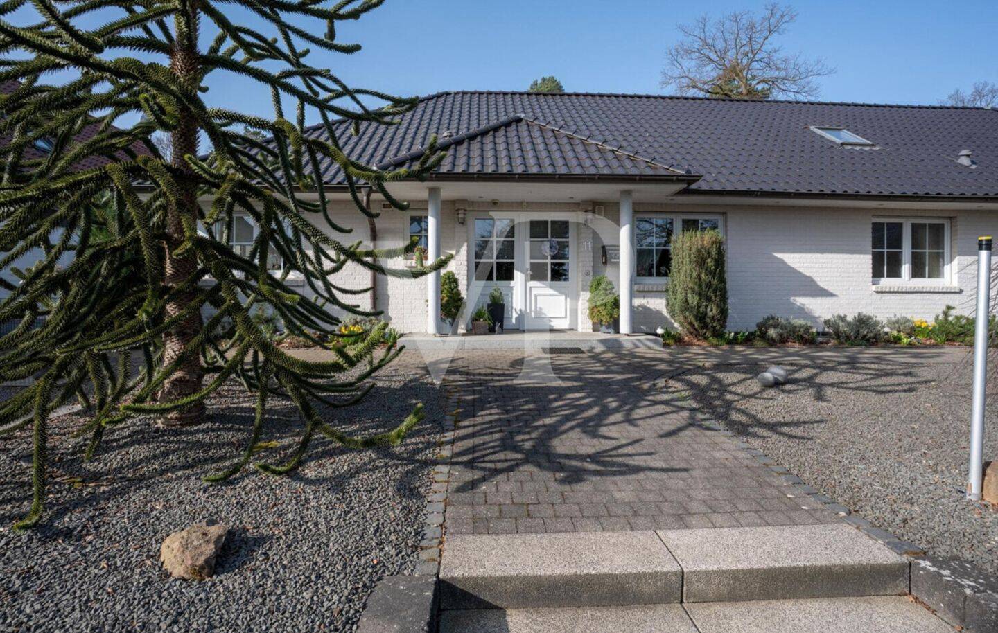 VON POLL IMMOBILIEN - Hochwertiger Bungalow im Grünen – Kreuzau – Bild 1 von 9