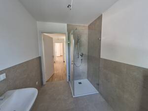 Erstbezug im klimafreundlichen Neubau (KfW 40 QNG): 3-Zimmer-Wohnung mit Südterrasse in Regensburg – 93053 Regensburg – Vorschaubild 7