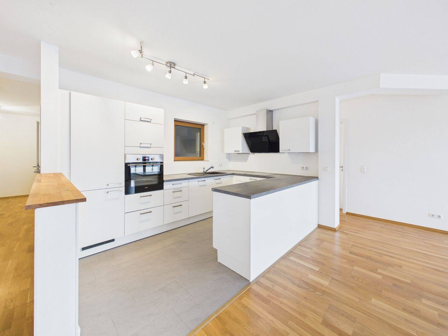 Barrierefreie, lichtdurchflutete Wohnung mit Einbauküche, großem Balkon & Duplex-Stellplatz – Mainz – Vorschaubild 2