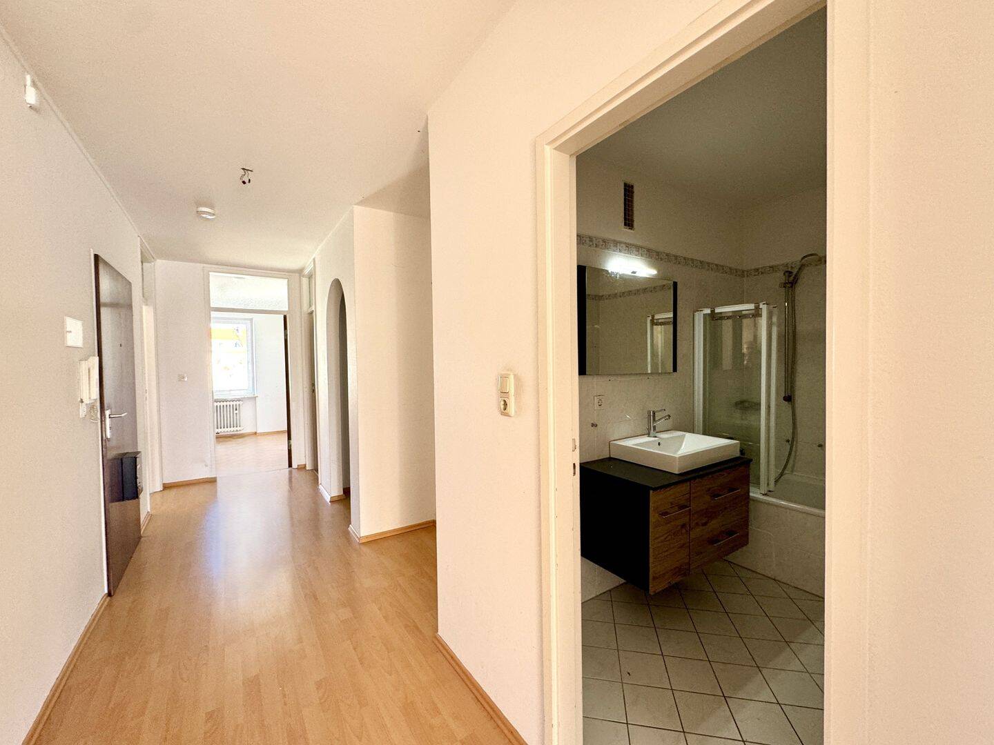 HELLE, GUT GESCHNITTENE 3 ZIMMER-WOHNUNG IM MODERNISIERTEN WOHNUHAUS UND IN ZENTRUMSNAHER WOHNLAGE – München – Vorschaubild 8