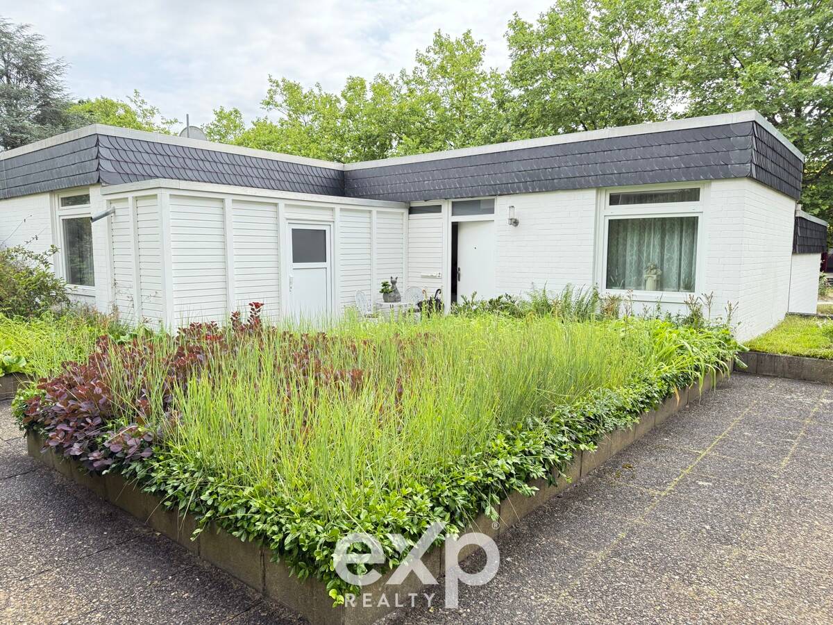 745 € Hausgeld = günstig im Preis: provisionsfreier traumhafter Atrium-Bungalow in Groß-Buchholz – Hannover – Bild 1 von 9