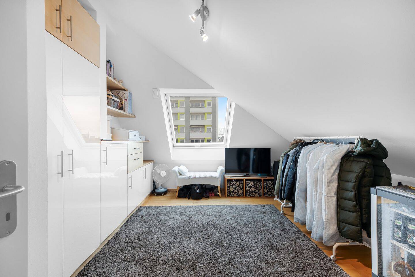 Charmante DG-Wohnung mit Südterrasse, Garten und TG zum sofortigen Bezug – München – Vorschaubild 9