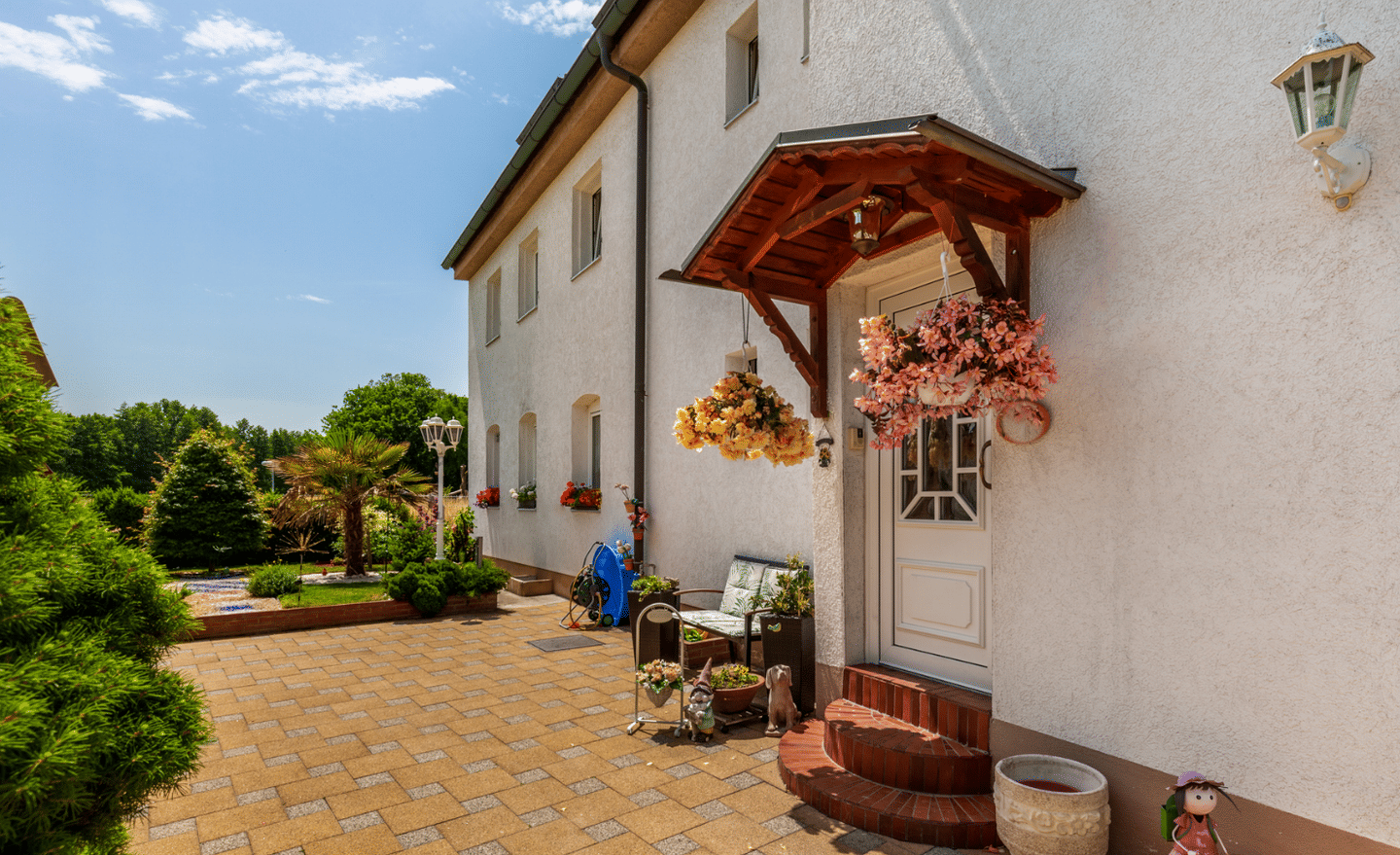 3-Familienhaus in Stein – ca. 250 m² Wohnfläche auf 356 m² Grundstück, neue Heizung (10/2025), PV mit Speicher, mit 3 Garagen – Stein – Vorschaubild 2