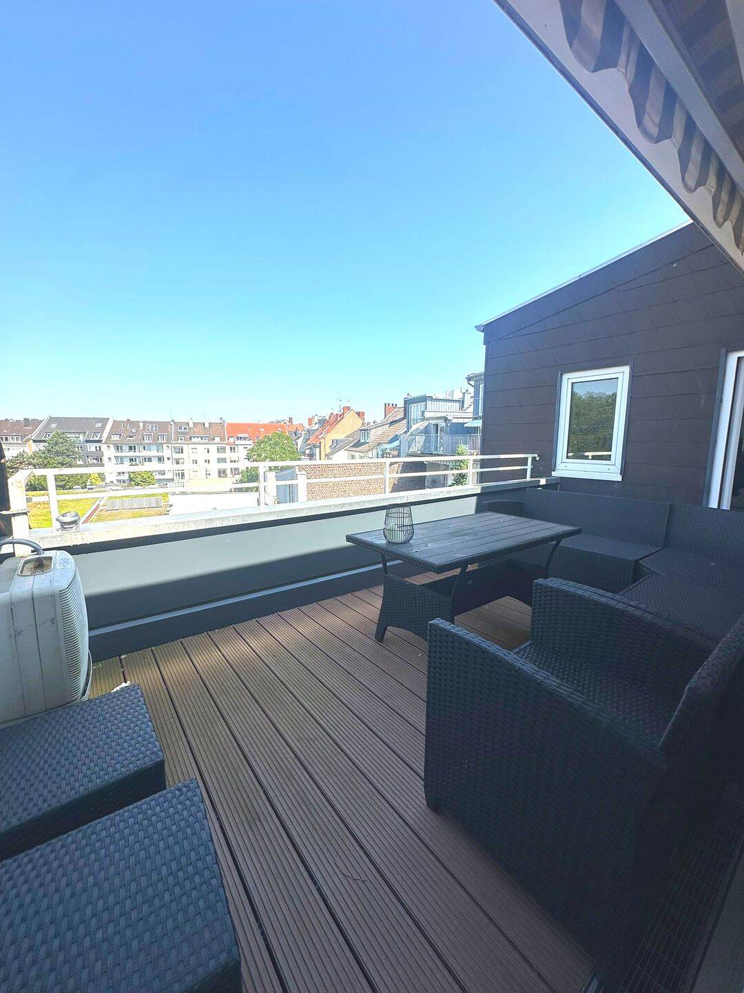 Exclusive, hochwertig möblierte 3 Zi Terrassenwohnung mit Whirlpool für mind. 12 Monate zu vermieten – Düsseldorf – Bild 1 von 9