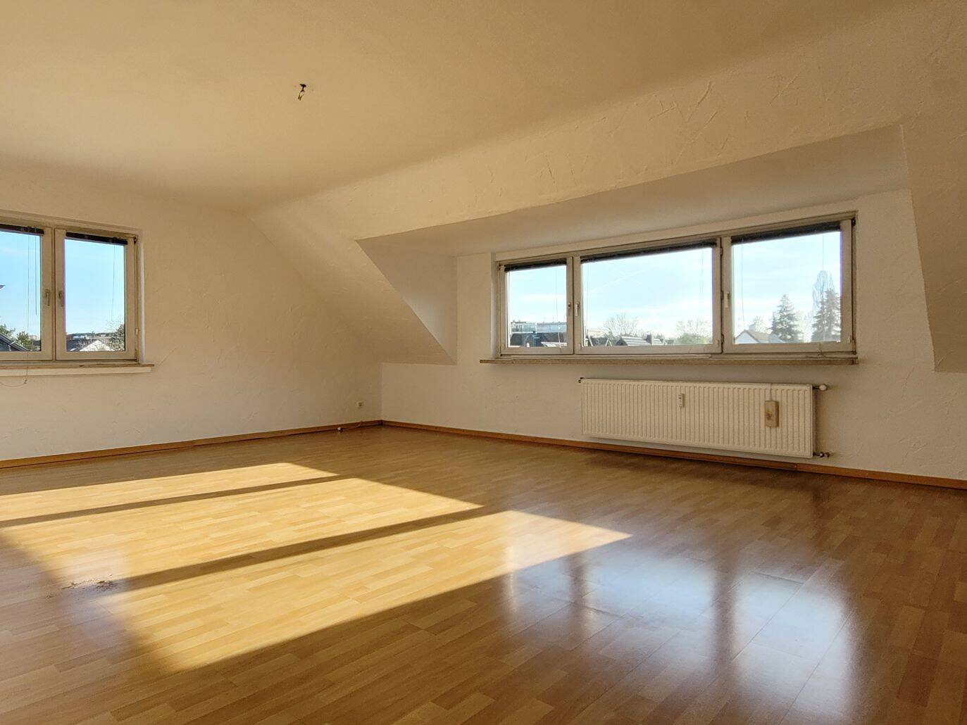 MANNELLA *Zentrale Lage mit Gartennutzung & Garage* Sonnige Dachgeschosswohnung in Troisdorf – Troisdorf – Vorschaubild 3