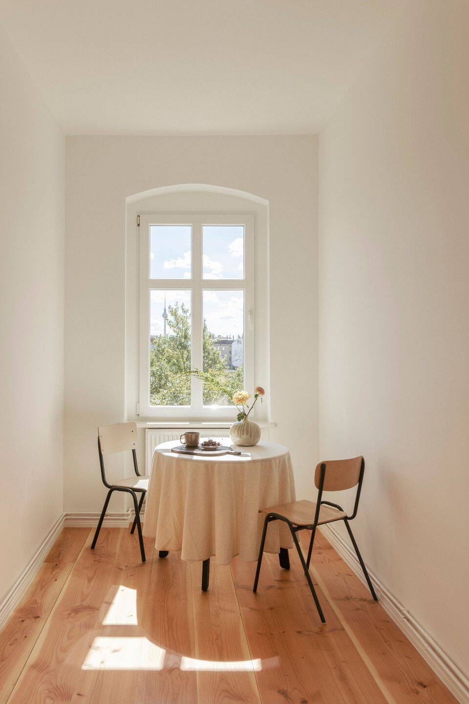 Stilvoll sanierte Altbauwohnung mit Südbalkon und Blick über die Stadt – Berlin – Vorschaubild 4
