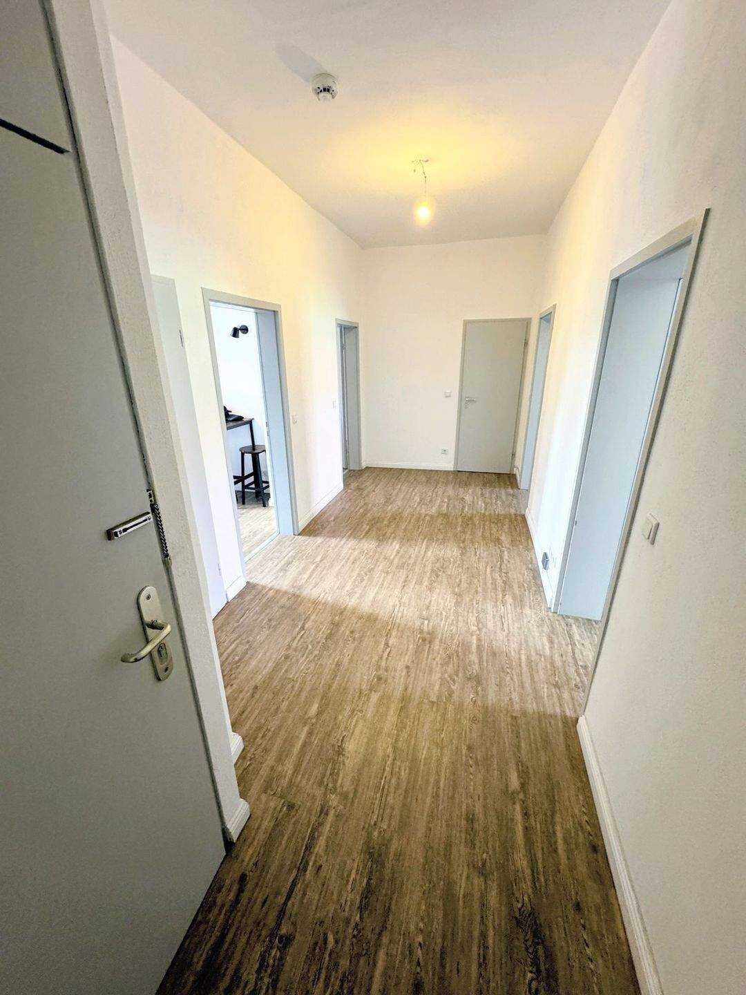 Sanierte 4 Zimmer Wohnung in zentraler Lage mit Balkon – Nürnberg – Vorschaubild 2