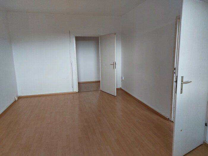 Dachgeschosswohnung geräumigen Wohnzimmer und Balkon sowie 3 weiteren Zimmern – Leipzig – Vorschaubild 3