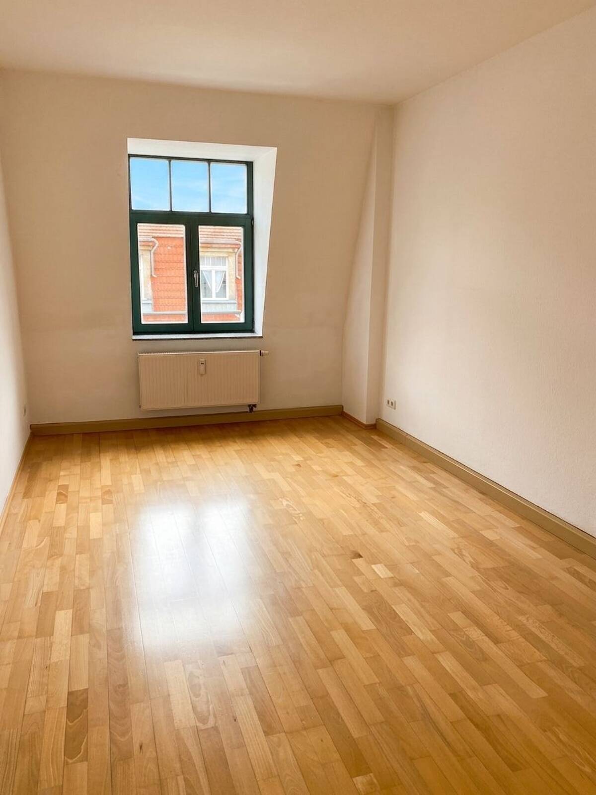 Gepflegte 3-Raumwohnung im 3. OG | Bad mit Badewanne & WMA | offene Küche – 1127 Dresden – Bild 1 von 3