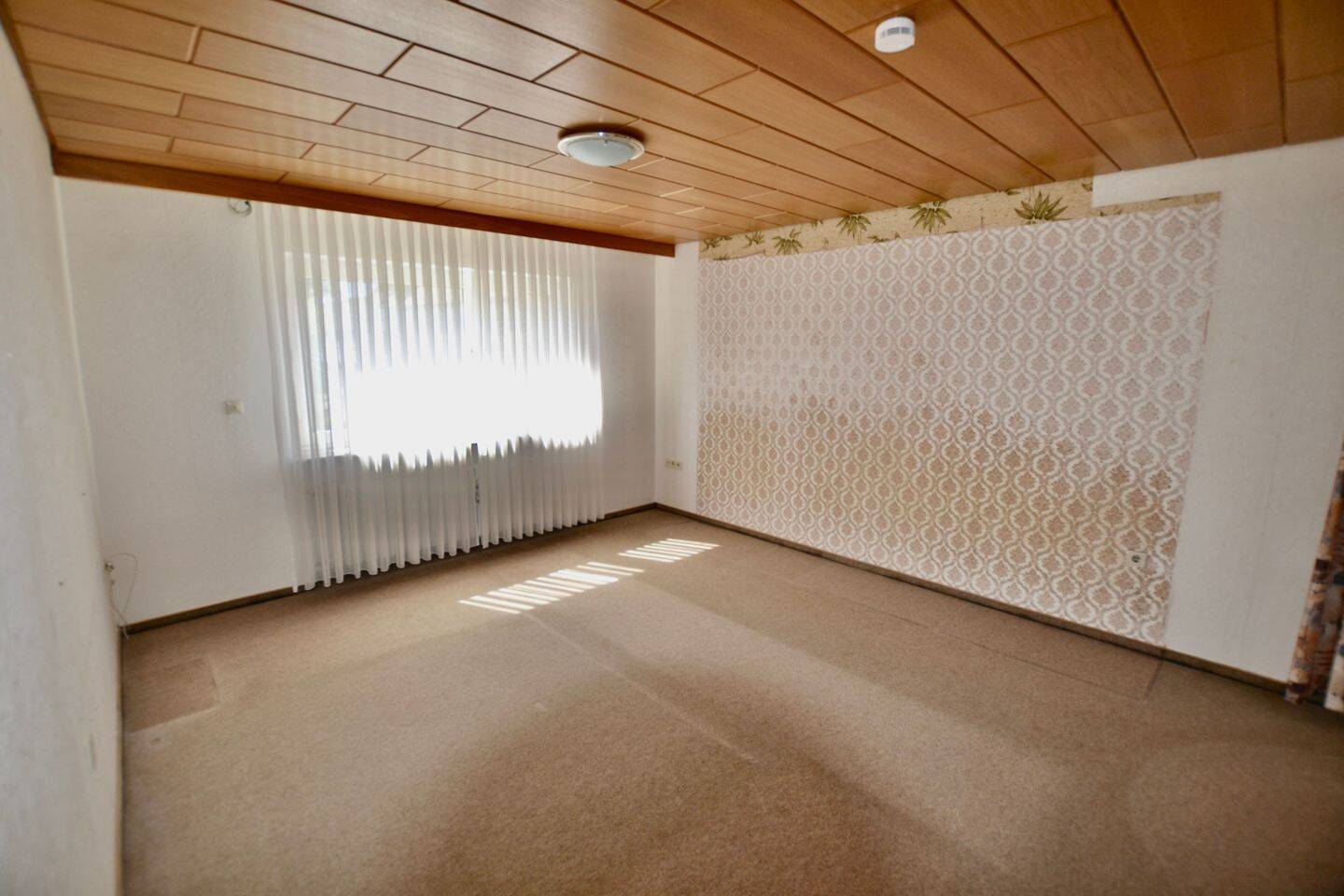 ZWEIFAMILIEN-WOHNHAUS MIT VIEL PLATZ – Waldbüttelbrunn – Vorschaubild 2