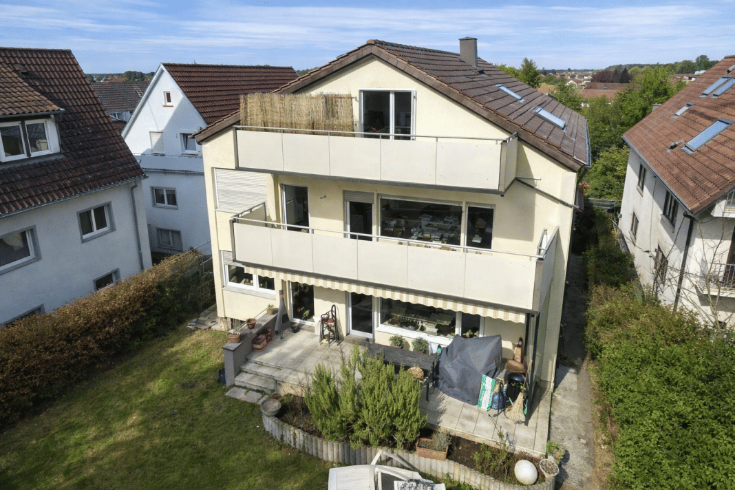 Wohnen und investieren! Charmantes Mehrfamilienhaus in begehrter Lage – Leonberg – Bild 1 von 9