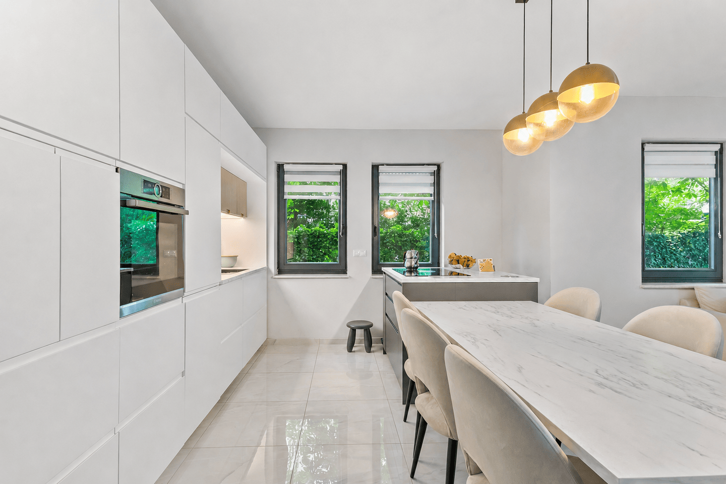 Hochwertig kernsanierte 3-Zimmer-Eigentumswohnung mit offener Wohn/-Essküche, Terrasse & Stellplatz – Berlin – Bild 1 von 9