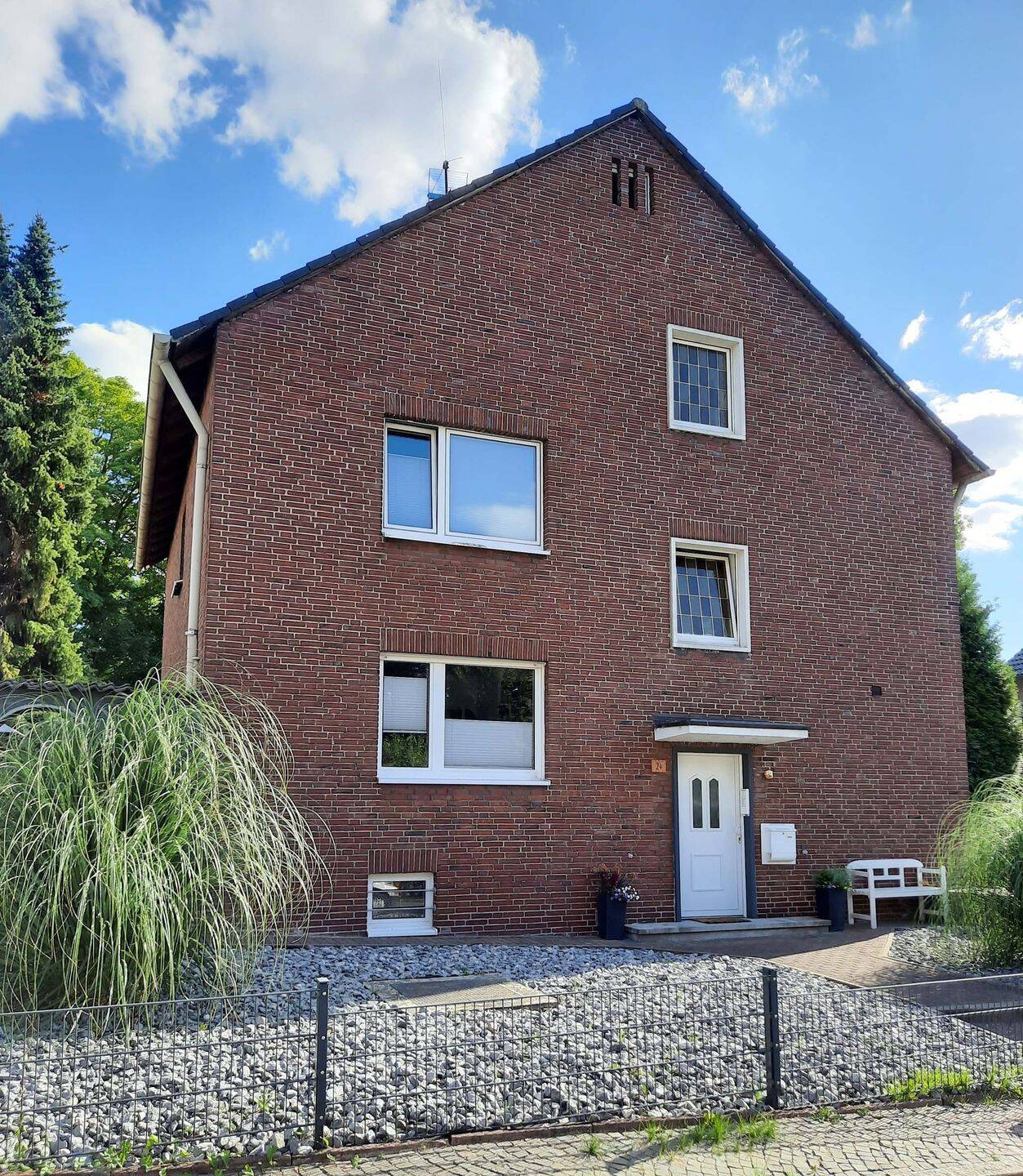 "Glückstreffer für die große Familie!" Freistehendes Zweifamilienhaus mit ausgebautem Dachgeschoss, Wintergarten,großem Garten, Garage u. St – Bochum – Bild 1 von 9