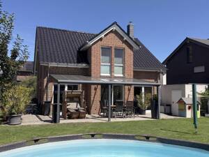 Modernes Massivhaus in ruhiger Neubausiedlung: Südausrichtung, Terrassendach, Sauna & 9m-Garage