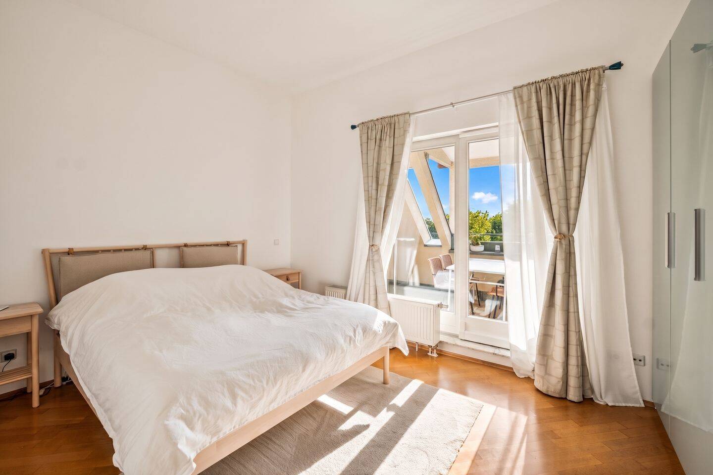 Edle Dachgeschosswohnung mit Südwest-Terrasse & Traumblick – Berlin – Vorschaubild 4