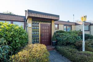 Attraktiver Reihenbungalow mit Vollkeller, Wintergarten, Kamin und Einzelgarage in Rahlstedt