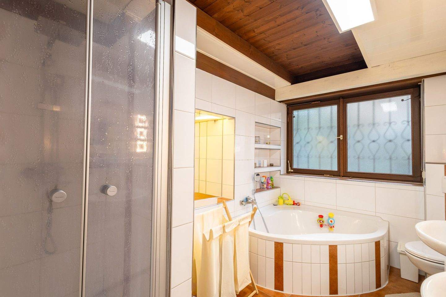 Großzügiges Split-Level-Einfamilienhaus mit Pool & Einliegerwohnung – Wohnen mit Charakter – Singen (Hohentwiel) – Vorschaubild 9