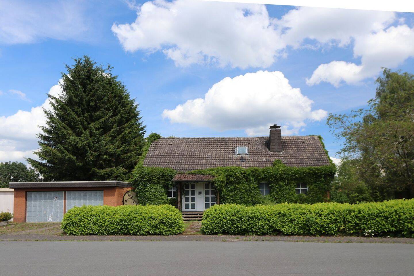 Freistehender Bungalow mit einer Einliegerwohnung, einer Doppelgarage und einem großen Garten – Brilon – Vorschaubild 2