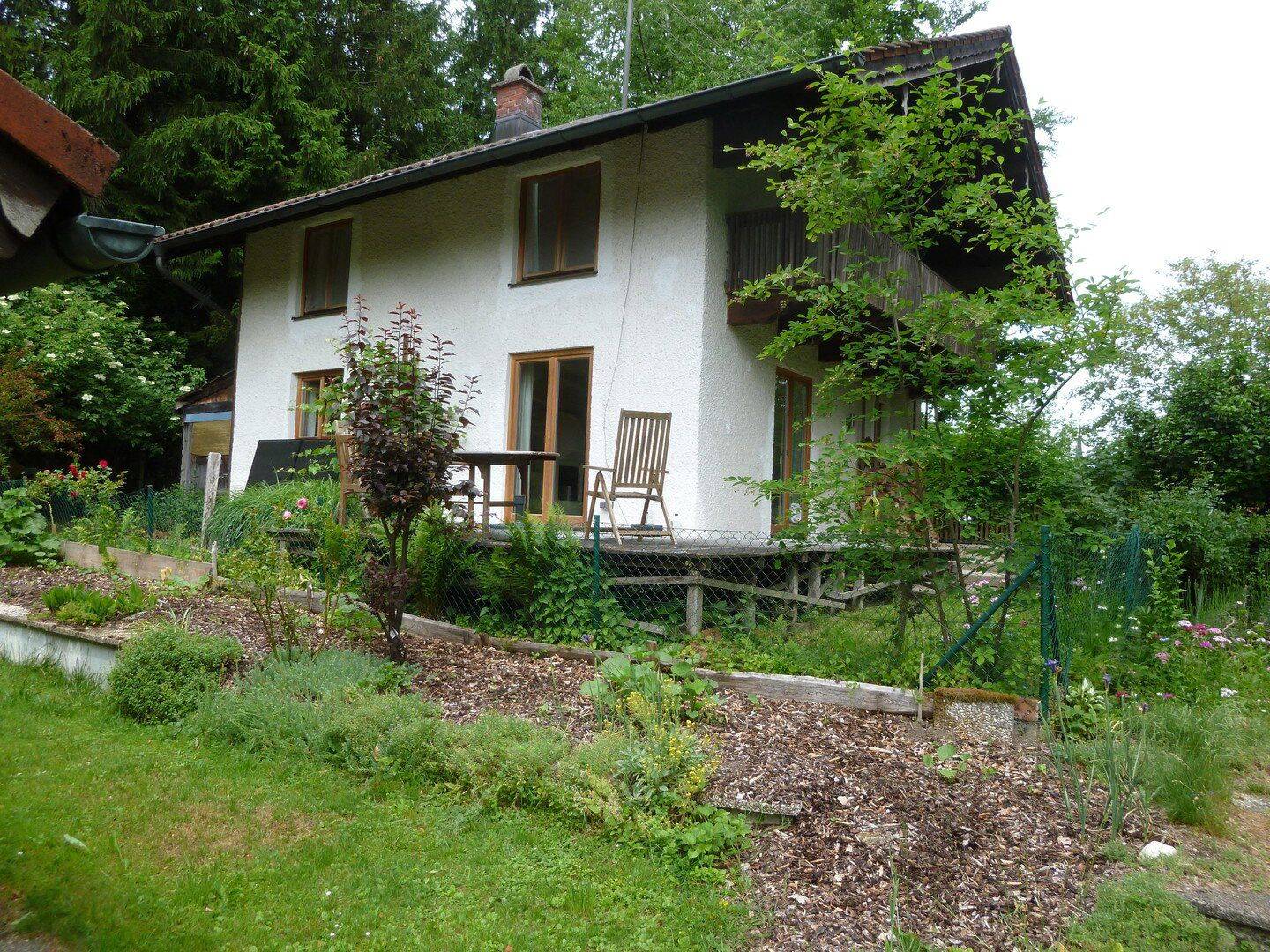 Für Naturliebhaber: renoviertes Haus Nähe Chiemsee, fast Alleinlage + Bergblick – Übersee – Bild 1 von 9