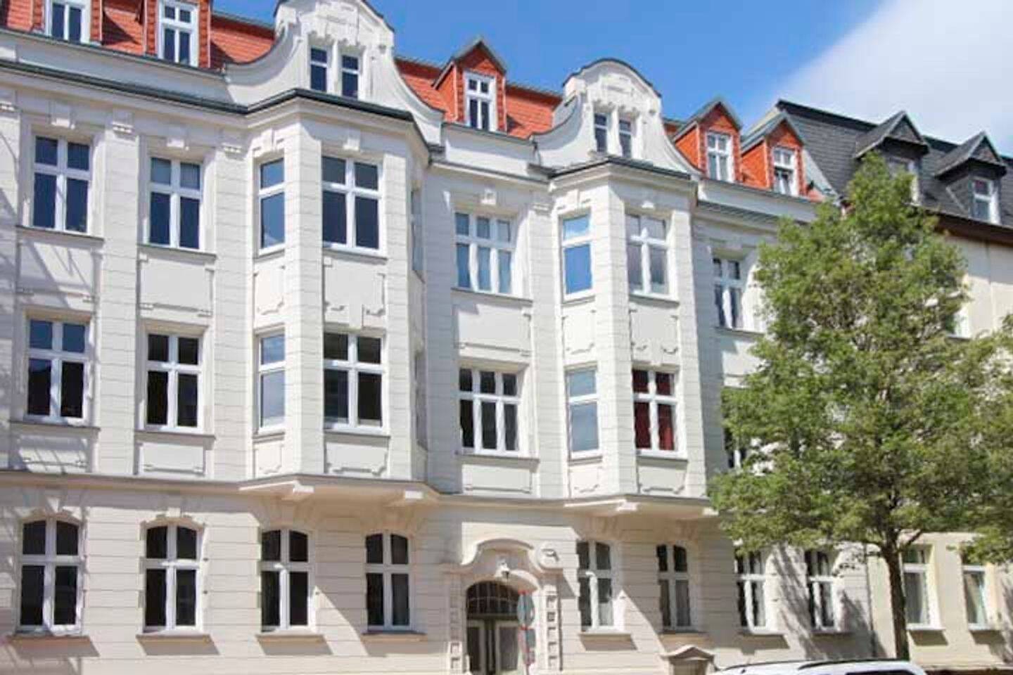 Wohnen mit Altbaucharme: 4-Zimmer-Wohnung im 1. OG mit Balkon und Gartennutzung