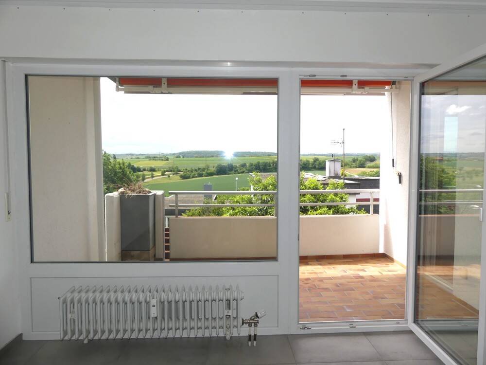 Attraktive, frisch renovierte 3 Zimmer Wohnung mit herrlichem Ausblick und TG-Stellplatz!