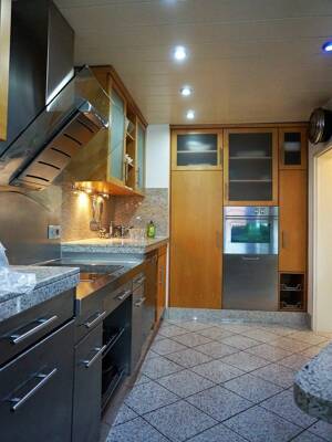 Klimatisierte Maisonette-Wohnung, voll möbliert, mit großer Dachterrasse & Stellplatz – 40547 Düsseldorf – Vorschaubild 3