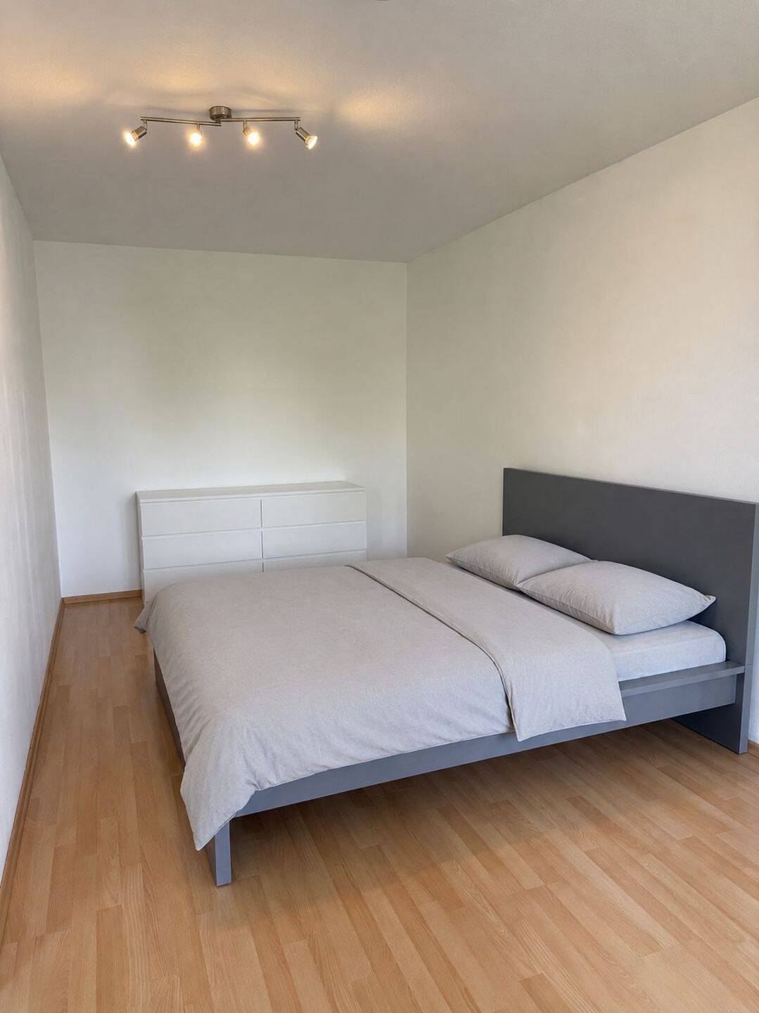 Stilvoll möblierte 2- Zimmer- Wohnung mit großem Balkon in München- Haidhausen – München – Vorschaubild 9