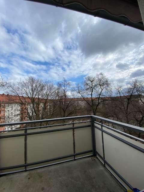 Wohnen im Malerviertel/Altbauwohnung mit Balkon, EBK, Wannenbad + DG-Ausbaupotenzial
