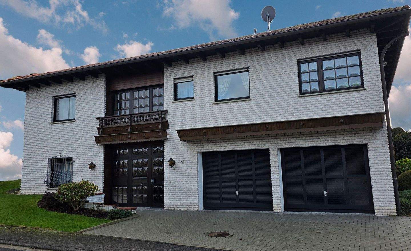 GROSSZÜGIGES EINFAMILIENHAUS MIT INTEGRIERTER EINLIEGERWOHNUNG Büdingen Vonhausen PROVISIONSFREI !! – Büdingen – Bild 1 von 9