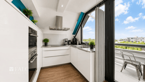 PENTHOUSE MIT WEITBLICK - Modernisiertes Wohnjuwel über den Dächern von Köln-Weiden – 50859 Köln – Vorschaubild 2