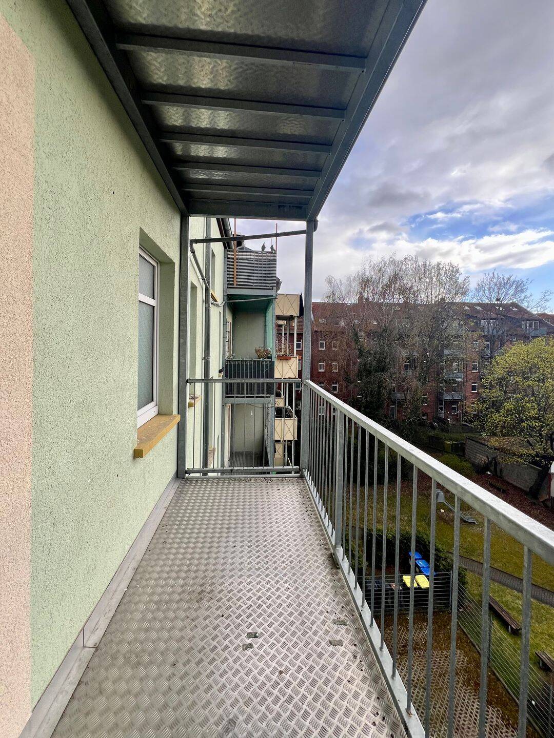 3-Zimmer-Wohnung mit Balkon und Einbauküche (WG geeignet) – Erfurt – Vorschaubild 2