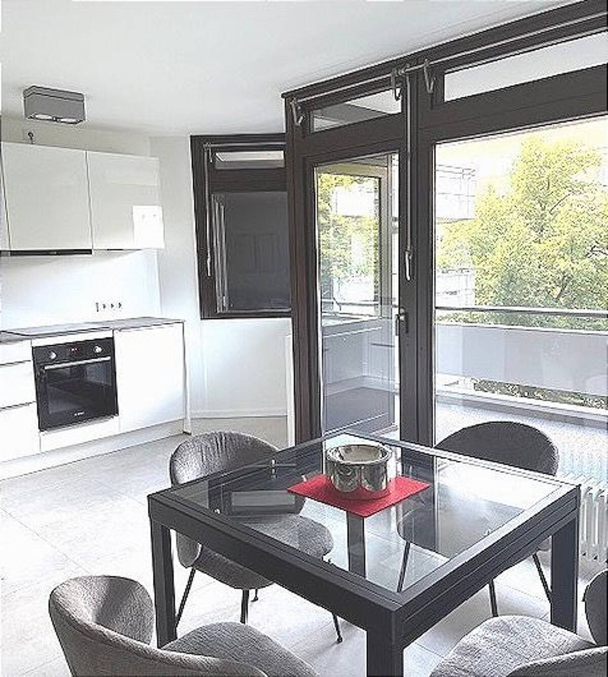 Sanierte City-Wohnung im Herzen von Charlottenburg nahe Savignyplatz / Steinplatz – mit separatem Tiefgaragenstellplatz bei Bedarf – 10623 Berlin – Bild 1 von 9