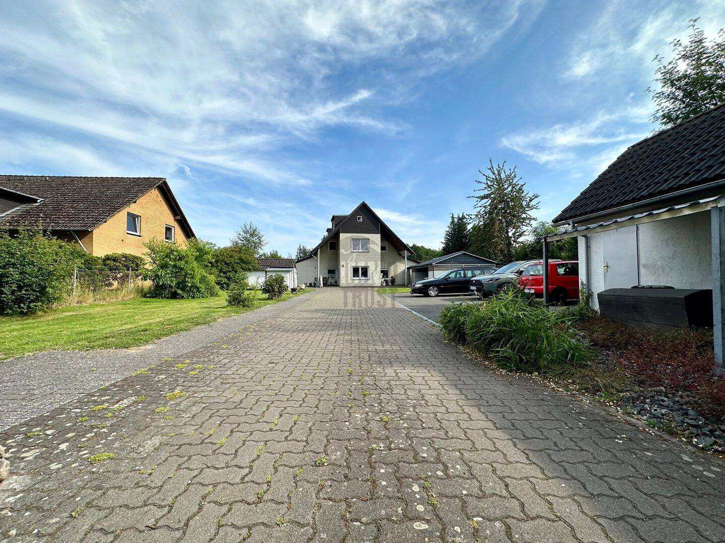 Großzügiges 3 Familienhaus auf großem Grundstück mit 330 m², Wintergarten & Terrassen! – Langenhagen – Vorschaubild 3