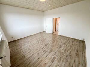 Großzügige 1-Zimmer-Wohnung Saniert mit schönem Ausblick, Aufzug, Stellplatz – 24103 Kiel – Vorschaubild 2