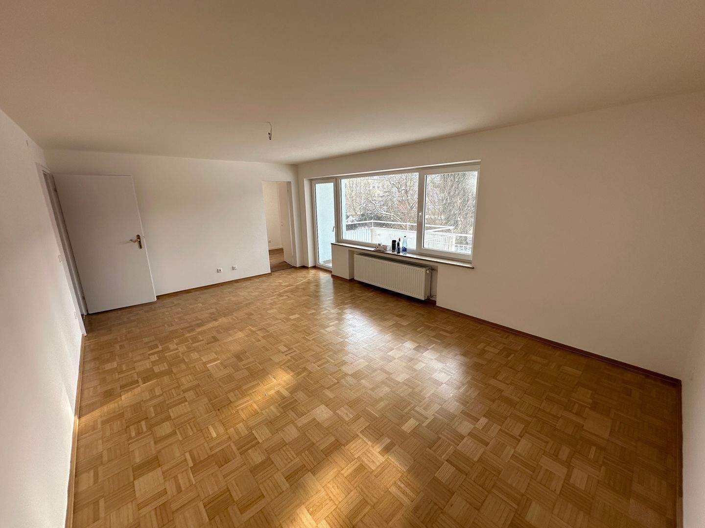 Kernsanierte 3 Zimmerwohnung mit Balkon - Blick ins Grüne – München – Vorschaubild 3