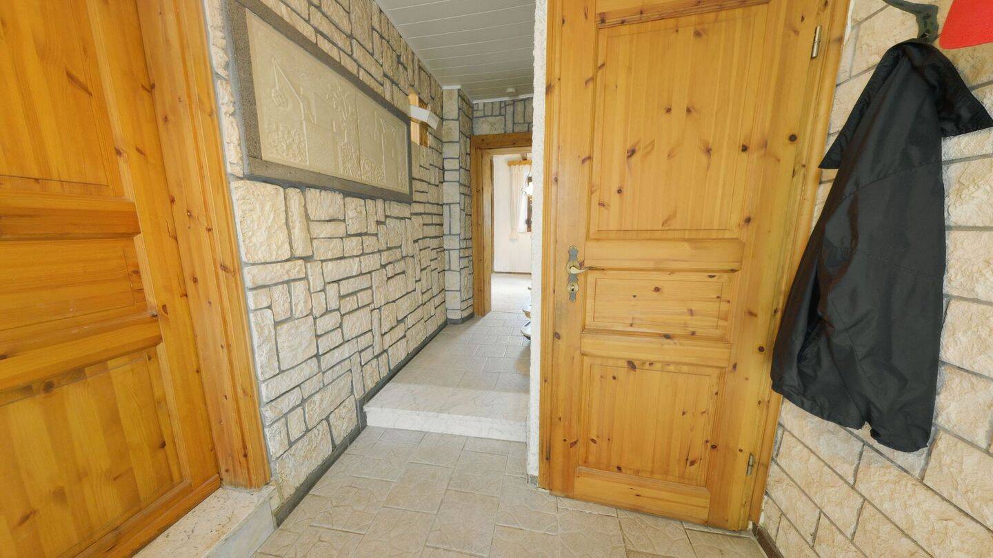 Freistehendes Einfamilienhaus mit Charakter, Kamin und Werkstatt - ruhiges Wohnen mit Charme – Ettringen – Vorschaubild 2