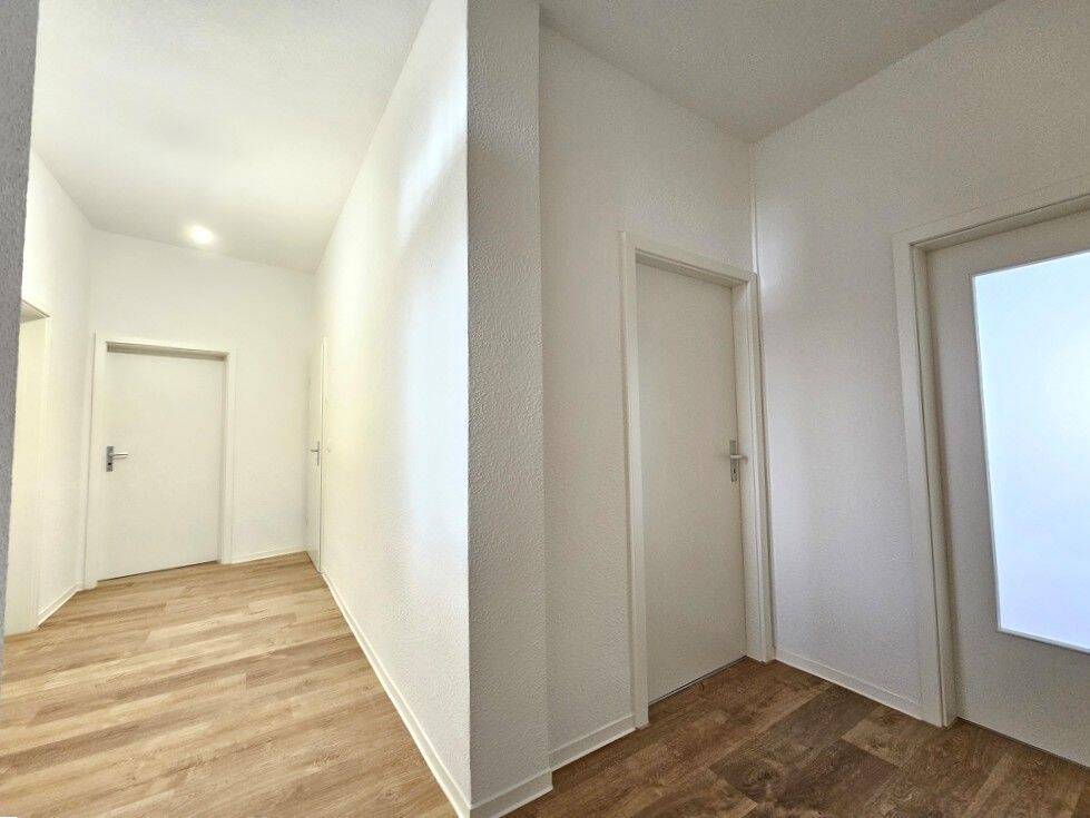 Frisch modernisiert großzügig wohnen mit viel Freiraum. – Chemnitz – Vorschaubild 2