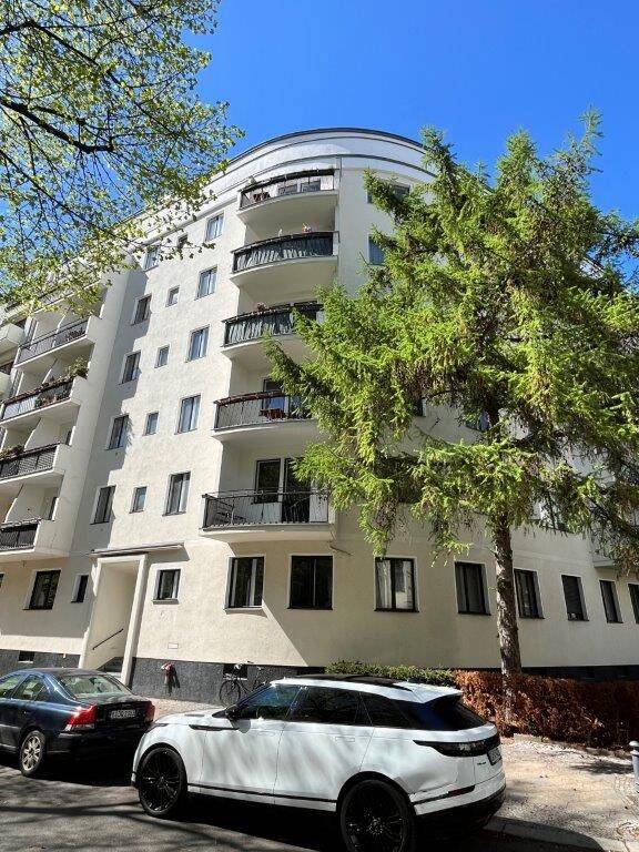 Aufzug und Balkon mit Blick auf den Maikäferplatz nahe Bayerischer Platz – Berlin – Vorschaubild 4