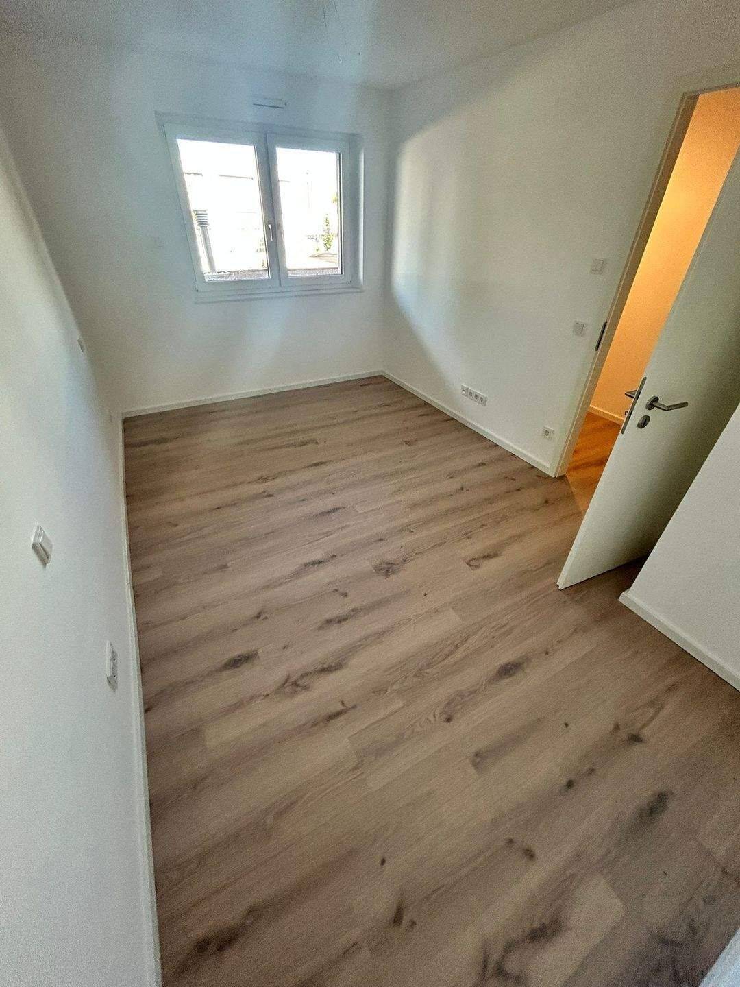 Exklusiver Neubau: Super geschnittene 2-Zimmer-Wohnung mit Balkon | EBK | TG | Fußbodenheizung – Nürnberg – Vorschaubild 4