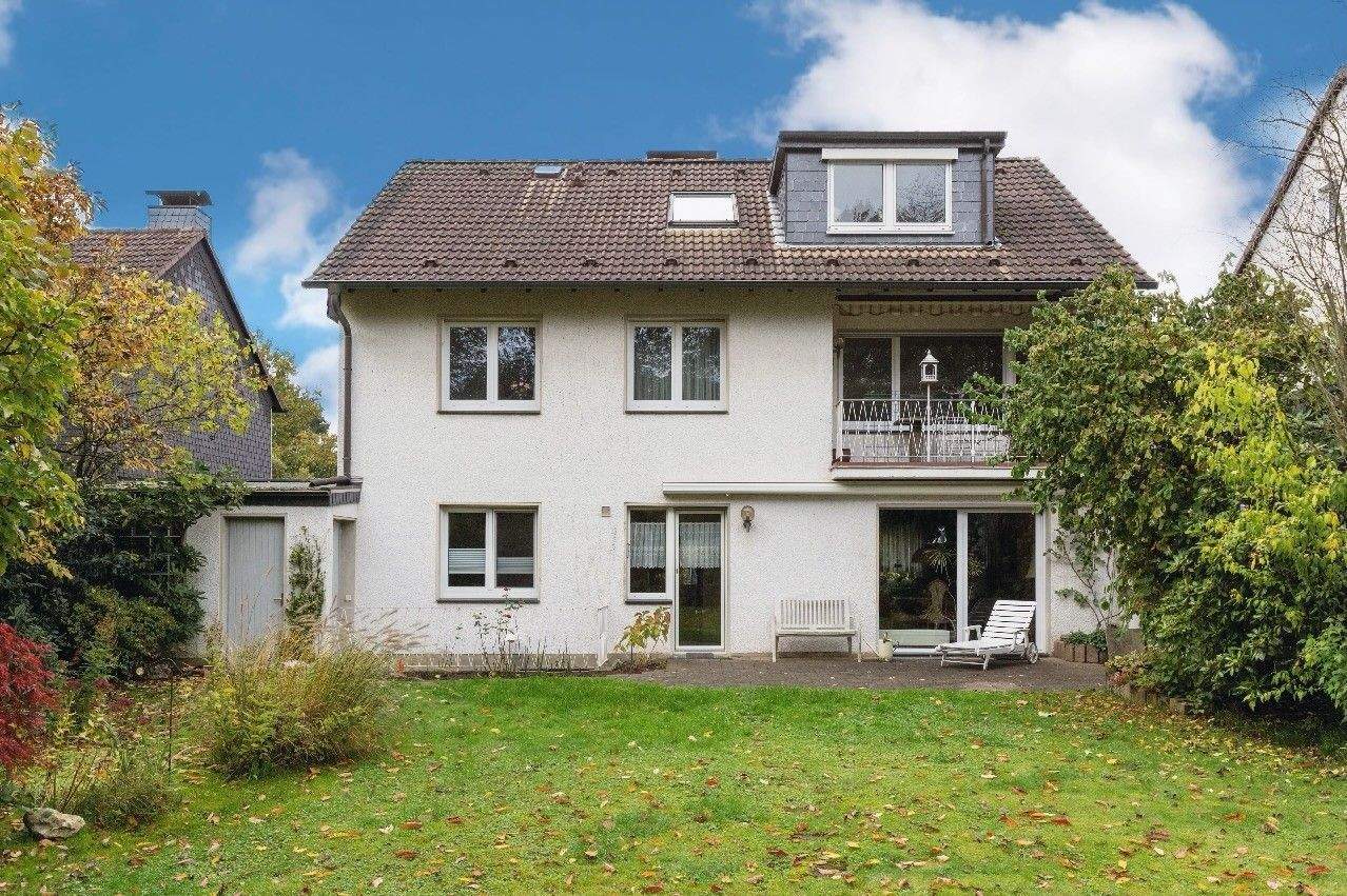 OPLADEN: 2-Familienhaus mit ca. 216 m² Wohnfläche, 551 m² Grundstück, Garage – Leverkusen – Bild 1 von 9
