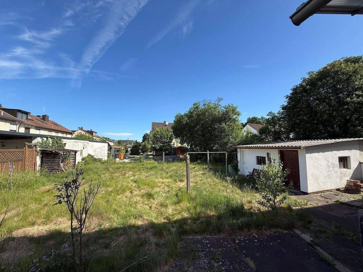 Doppelhaus mit zwei Wohneinheiten, Ideal für Familien mit Platzbedarf oder Kapitalanleger, mit 569 m² Grundstück, mit Garage und Gartenhaus – Nürnberg – Vorschaubild 4