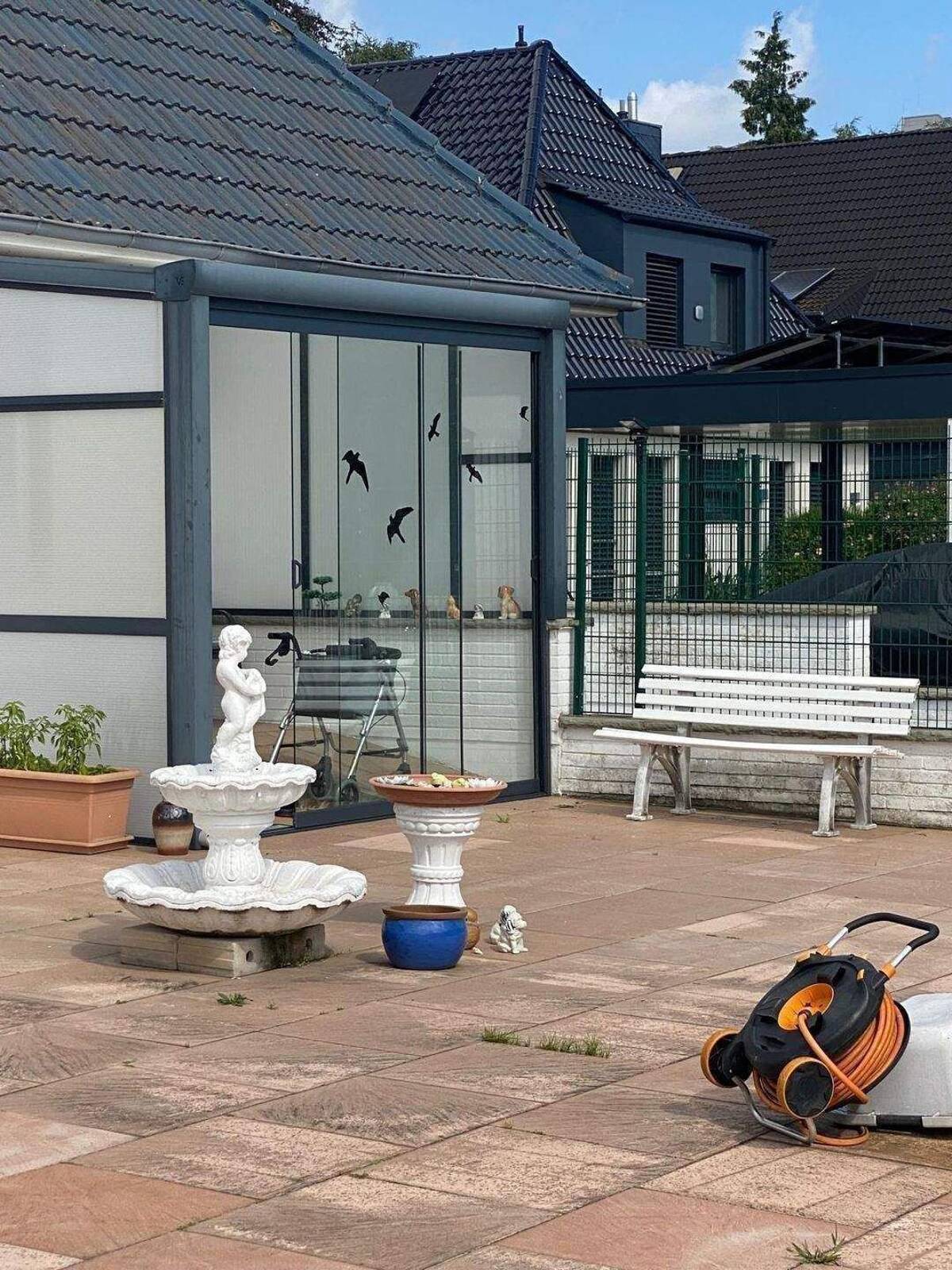Großzügiges Zweifamilienhaus mit Wintergarten, Kamin und Doppelgarage – ca. 270 m² Wohnfläche auf 1.300 m² Grundstück – 28325 Bremen – Bild 1 von 9