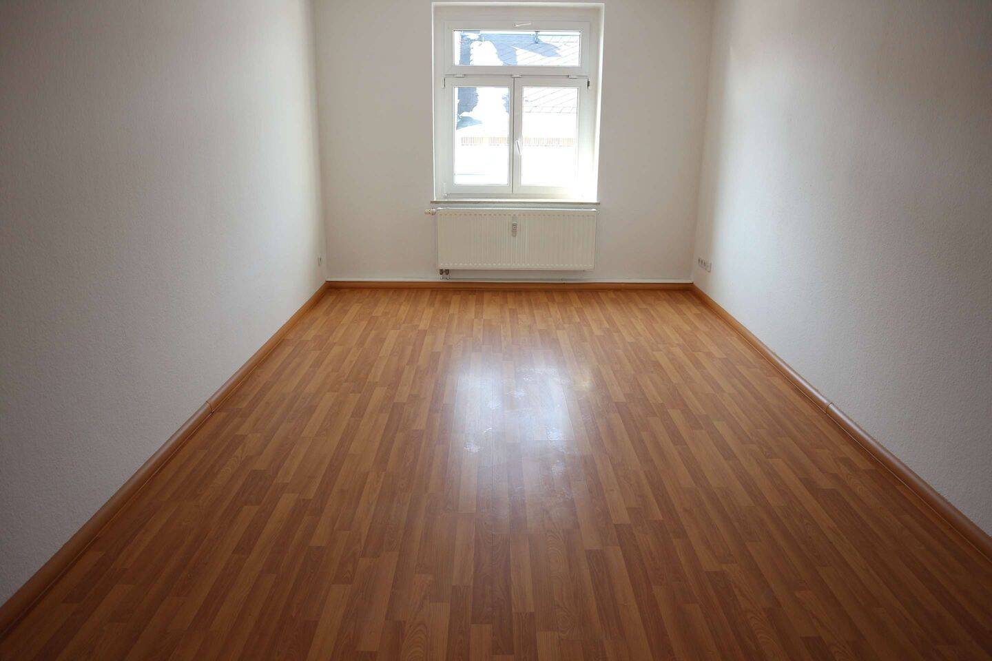 WG-Geeignet und Balkon + Bad mit Fenster - frei ab 1.7.26 – Chemnitz – Vorschaubild 3