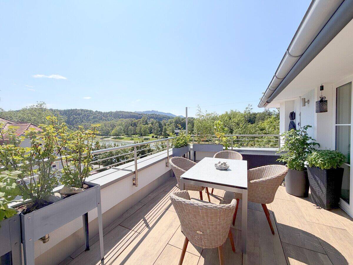 Überwältigende neue Penthouse-Wohnung direkt an der Isar und der Altstadt im kernansierten Altbau
