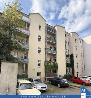 Kapitalanlage im Denkmalobjekt - Vermietete 3-Raum-Wohnung mit Balkon und Stellplatz